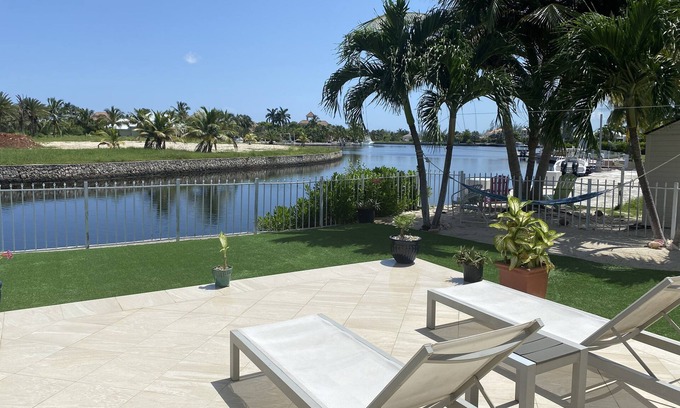 North Sound Estates Casa | Tua'r Mor (hacia el mar), una hermosa casa de huéspedes con vistas al sonido del norte.