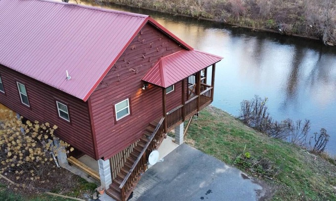 Sylva Cabina | “Tuck’ed Away” Riverside near WCU & Sylva