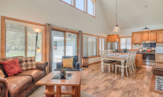 Deer Park Cabina | Tucked beneath the towering pines on the peaceful North end of Sunriver