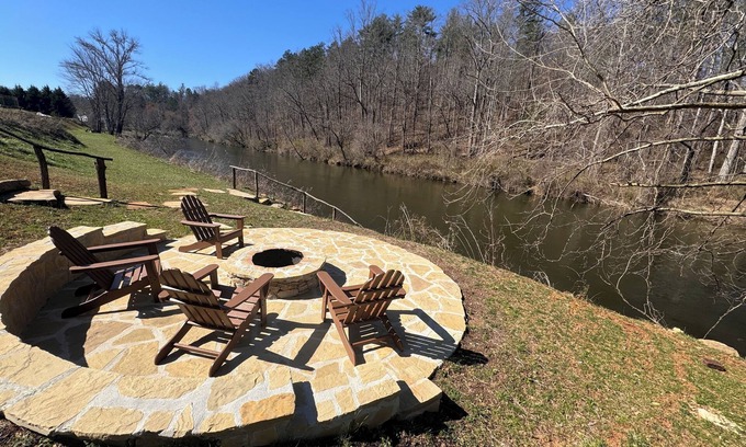 Cullowhee Casa | Tucked Inn on the Tuckasegee River.