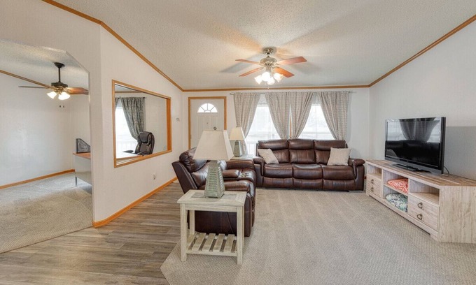 Salina Casa | Tucked off the Path-Yet near it all! <5 min to entertainment, colleges and more!