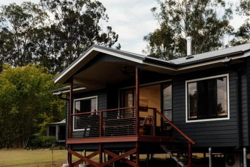 Rathdowney Casa | Tuckeroo Cottages - Rosella Cottage