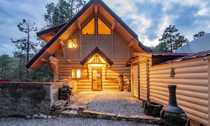 Mount Lemmon Cabina | Tucson Tri-Level Mt Lemmon Retreat w/multiple decks is walkable to Summerhaven