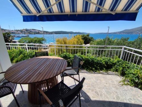 Okrug Gornji Apartamento | Tudija apartment3-West side place, 90m2, big terrace, beautiful beach front view