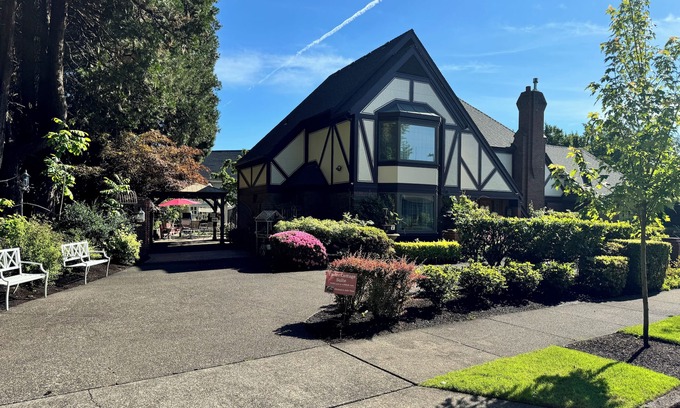 Harlow Casa | TUDOR COTTAGE SUITE - Autzen Stadium - PK Park - UO - Hayward Field