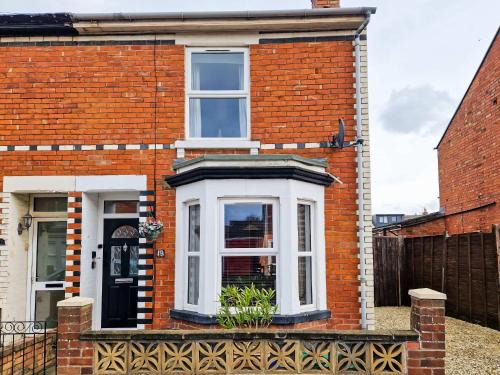 Gloucester Casa | Tudor Delightful House Central Gloucester By StayStaycations