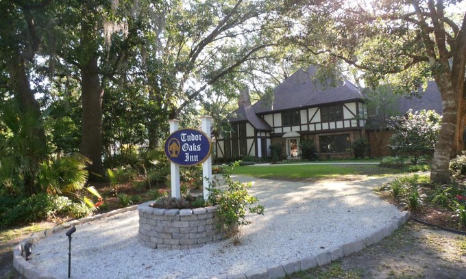 Summerville Cama Y Desayuno | Tudor Oaks Inn