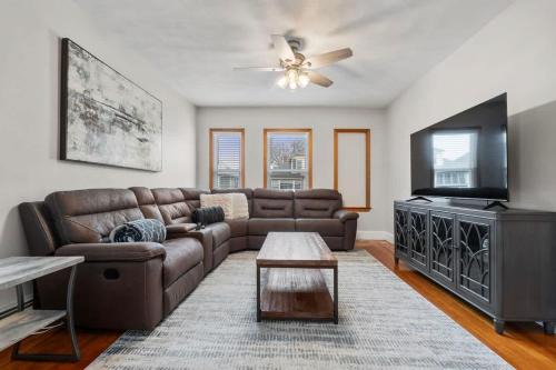 South Medford Casa | Tufts 3-Bed 2-Office Home with Laundry