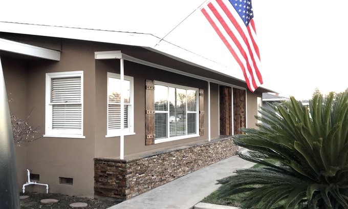 Tulare Casa | ¡La búsqueda rara de Tulare con una piscina! Ubicado en el corazón de las tierras de cultivo de California.