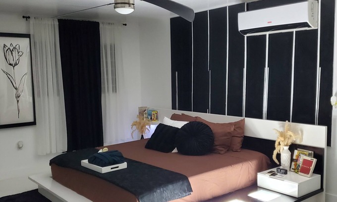 Tibbett's Turn Apartamento | Tulixx Onyx. Peaceful quiet, waterfront designer updated apartment.
