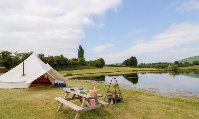 Great Witley Cabaña | TUMBLING TOM, pet friendly, with open fire in Great Witley
