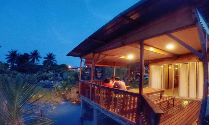 Ipoh Casa | Tropika de Tung - con una choza de madera junto a un lago