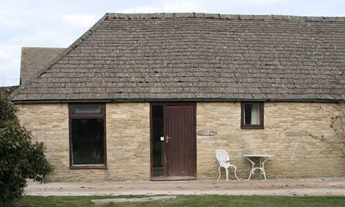 Cirencester Casa | Tupenny Cottage, Old Mill Farm, Cotswold Water Park