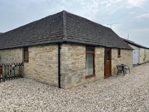 Cirencester Casa | Tupenny Cottage, Old Mill Farm, Cotswold Water Park