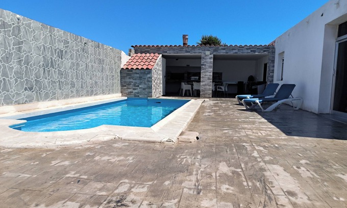 Benicarlo Chalet De Esquí | Turisblo chalet con piscina,de 3 amplias habitaciones,gran comedor,cocina y baño