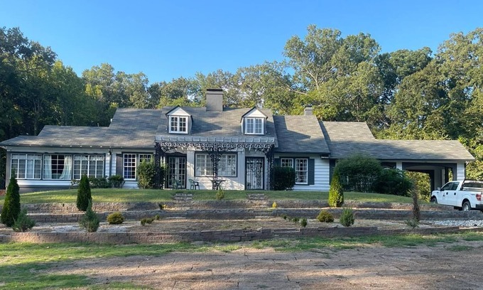 Raleigh Casa | Turn of the Century Estate 9 BR with Sauna and Pool, Secluded