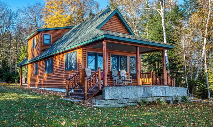 Rangeley Casa | Bonita cabaña de madera con césped plano frente al mar