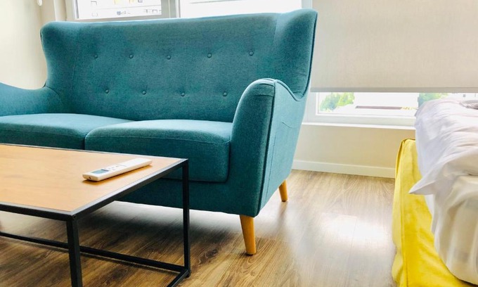 Studentski Grad Apartamento | Turquoise and Magenta Apartment