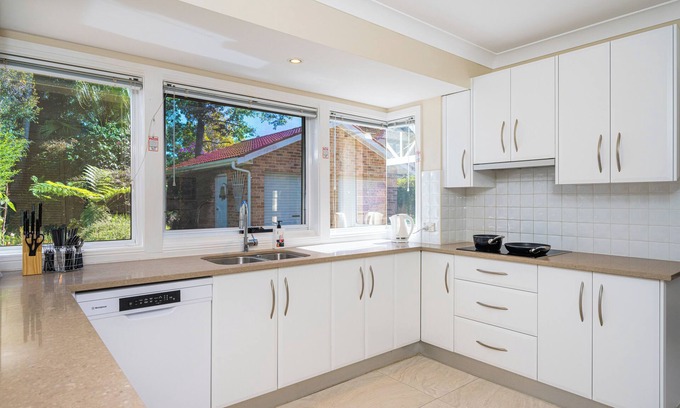 Turramurra Casa | Turramurra Spacious 6Br House close to Train/Parks