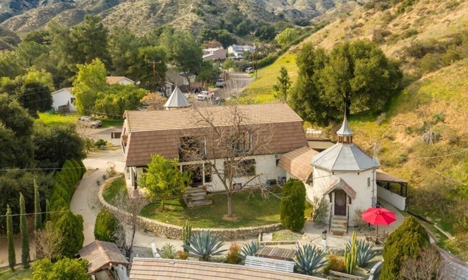 Val Verde Apartamento | Turret - Charming Private Steeple Room / Separate entrance
