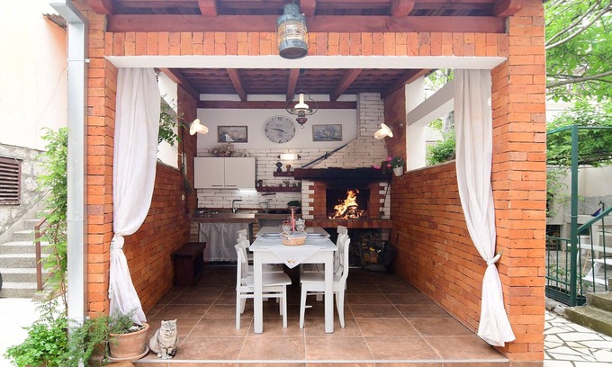 Kastel Kambelovac Apartamento | Turrium Heritage Apartment Seaside With Patio and Barbecue