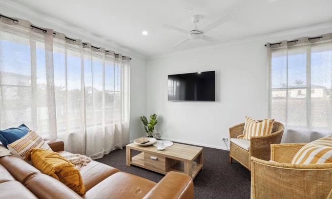 Corindi Beach Apartamento | Turtle Lane, steps to the beach, pet-friendly, family beach house.