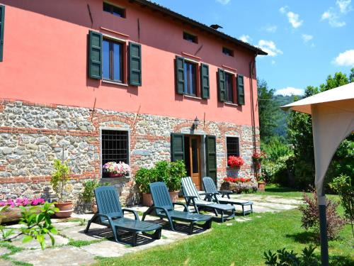 Castiglione di Garfagnana Casa | Tuscan Farmhouse in Castiglione di Garfagnana with Garden