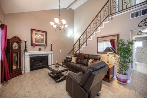 Sunrise Manor Casa | Tuscan Oasis: Elegance with Comfort. King Bed.