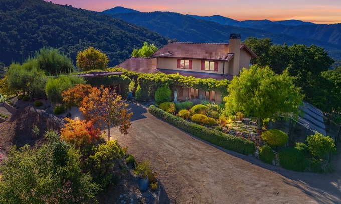 Carmel Valley Casa | Tuscan Vineyard Retreat with 360 Views and Pool