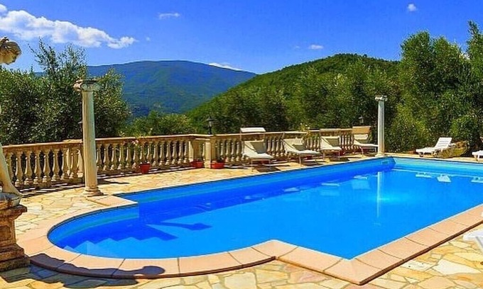 Caprese Michelangelo Complejo | Hermosa Villa con piscina climatizada de agua salada en el corazón de la Toscana