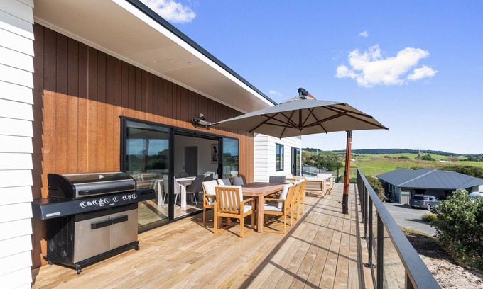 Ruakaka Casa | Tuturu Bliss - Ruakākā Holiday Home