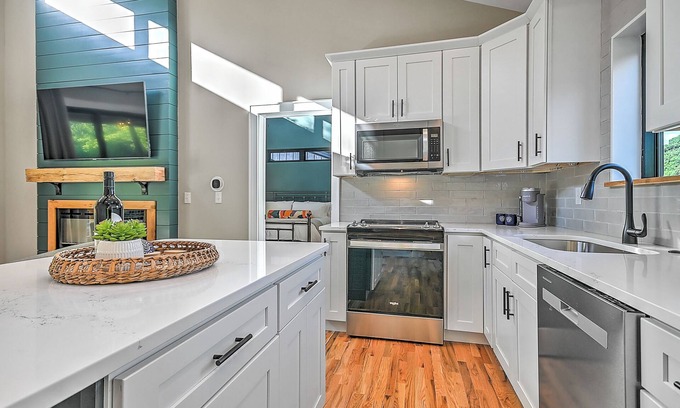 Johnson City Cabaña | Tway Bird Cottage on The Watauga River