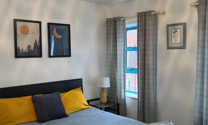 Bogside Apartamento | Twenty QC by the River - Two bedroom city centre apartment with river view