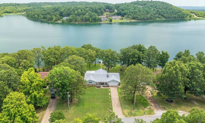 Horseshoe Bend Casa | Twilight Lodge on Diamond Lake - Waterfront Home