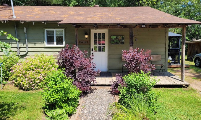 Petawawa Cabina | Twin 1 Cabin at Pine Ridge Park