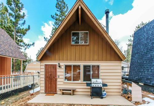 Sugarloaf Casa | Twin Bear - Cozy and convenient, relaxing cabin with a nice fenced yard and a BBQ
