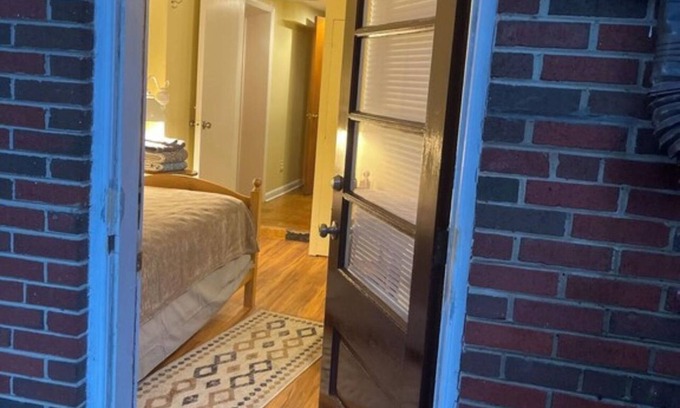 Silver Spring Casa | TWIN BED - PILLOW - SHOWER - FRIDGE - MW - 62.