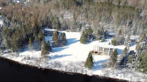 Riviere-Rouge Casa | Twin Cottages by the River - Corpo & Events