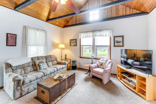 Twin Lakes Casa | Twin Lakes Cottage Walk to Elizabeth Lake!