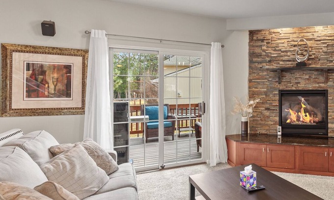 Rathdrum Casa | Twin Lakes Village 3-Story Townhouse—Golf Views, Wet Bar, Game Room, Pool!