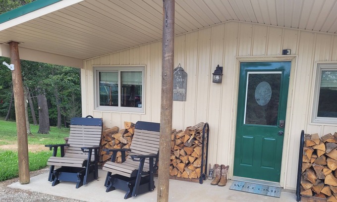 Kerr Cabina | Twin Oaks is a rustic and pet friendly cabin located on 50 mostly wooded acres