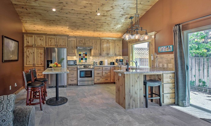 Simi Valley Cabaña | 'Twin Palms' Romantic Retreat: Yard + Grill!