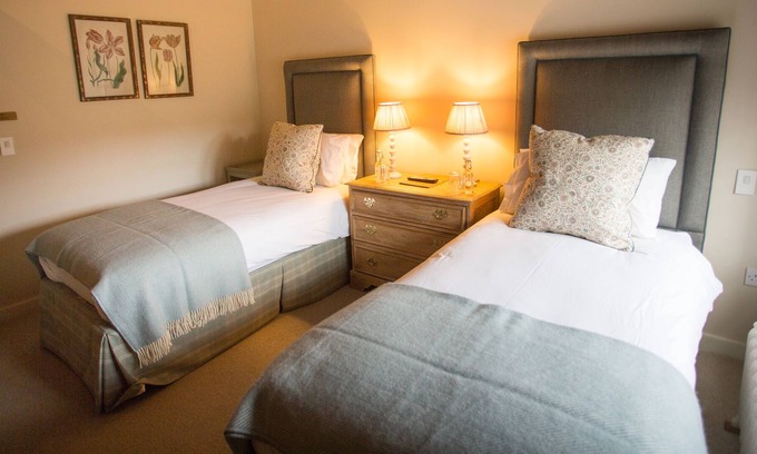 Edington Cama Y Desayuno | Twin Private Bathroom Tinhead room at The Three Daggers