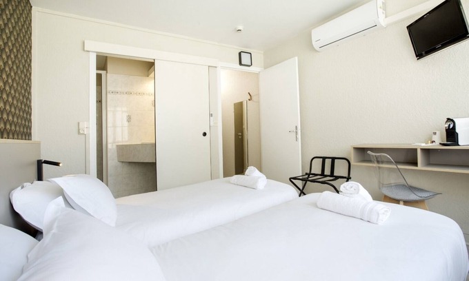 Bron Casa | Twin room-Ensuite with Shower-Garden view
