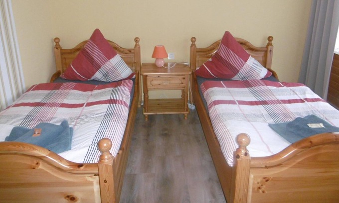 Hinzerath Cabaña | Twin room, shower, toilet, balcony - Haus Hochwaldhöhe