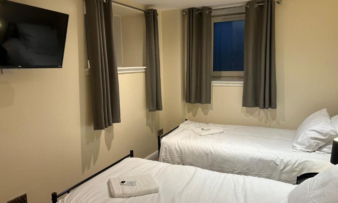 Leith Casa | Twin Room With En-Suite