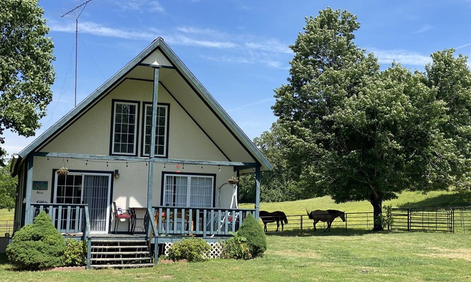 Kansas Cabina | Twin Springs Ranch Guest Cabin