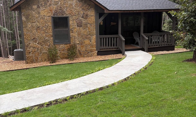 Jasper Cabina | Twisted Pine Cabin in Jasper. Sleeps 2 w/Hot tub & Covered Patio w/gas fireplace