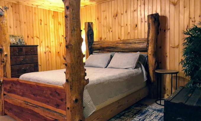 Butler Cabina | Twisted Vines Cabin -Tiny Home Near Watauga Lake