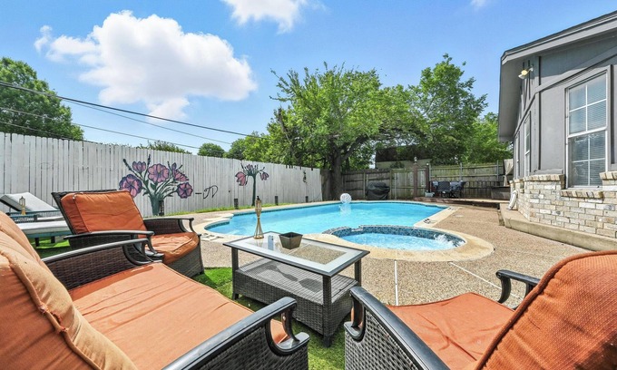 North Richland Hills Casa | Two Adjacent Houses with a Private Pool